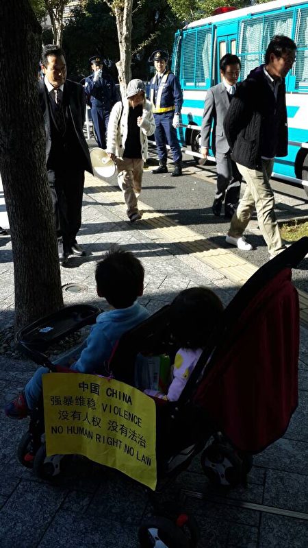 美籍华人林小真带着二名幼子也在抗议人群中。（林小真提供）