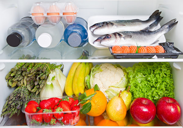 冰箱裡食物失去新鮮度，發黴、腐壞，大多因為不當使用冰箱所致。(Shutterstock)