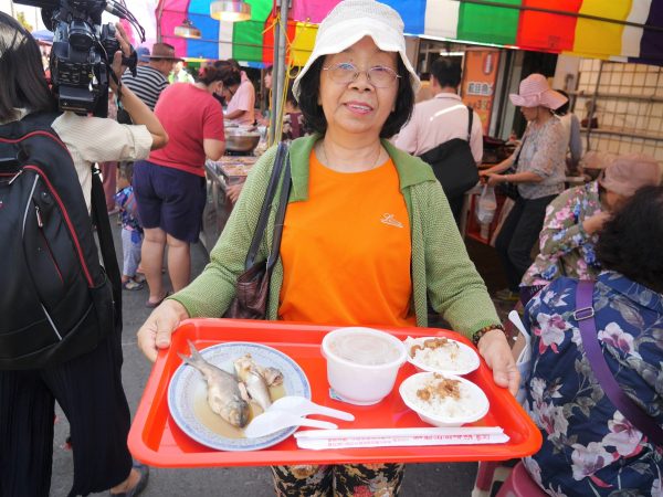 虱目鱼风味餐，民众以实惠价格即能享受到虱目鱼的好滋味。（方金媛/大纪元）
