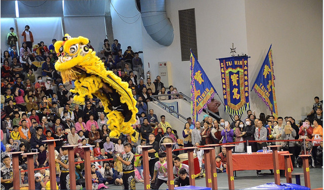 狮王文化节比赛腾空飞跃的雄姿。（宋顺澈／大纪元）