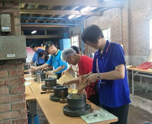 百年歷史的龍潭福源茶廠，薪傳師們透過實作體驗，感受深刻的客家茶文化。（中原大學提供）
