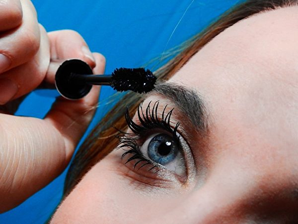 正在使用眼睫毛膏的女孩。（pixabay）