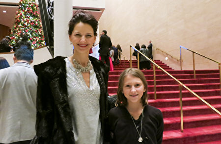 2017年12月27日晚，諮詢顧問Nancy Smith和女兒一同在美國休斯頓瓊斯演藝中心（Houston–Jones Hall）觀看了神韻演出。（林南宇／大紀元）