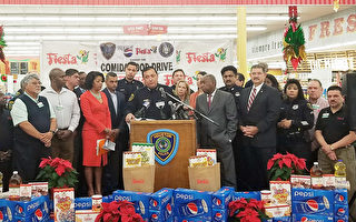 助贫困户温馨过节  警方Fiesta超市内食品募捐