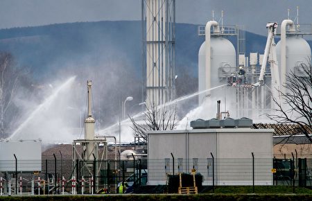 Firefighters put a fire out at Austria's main gas pipeline hub at Baumgarten an der March, Eastern Vienna, after an explosion rocked the site on December 12, 2017.<br /> An explosion rocked one of Europe's biggest gas pipeline hubs in Austria on December 12, 2017, leaving one person dead and 18 injured, emergency services said. / AFP PHOTO / JOE KLAMAR (Photo credit should read JOE KLAMAR/AFP/Getty Images)