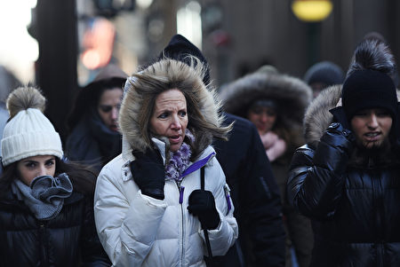 NEW YORK, NY - DECEMBER 28: People walk through a frigid Manhattan on December 28, 2017 in New York City. Dangerously low temperatures and wind chills the central and eastern United States are making outdoor activity difficult for many Americans. Little relief from the below normal temperatures is expected the first week of the New Year. (Photo by Spencer Platt/Getty Images)