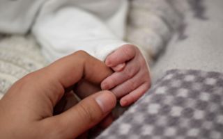 中国弃婴被美国夫妇收养 22年后认亲生父母