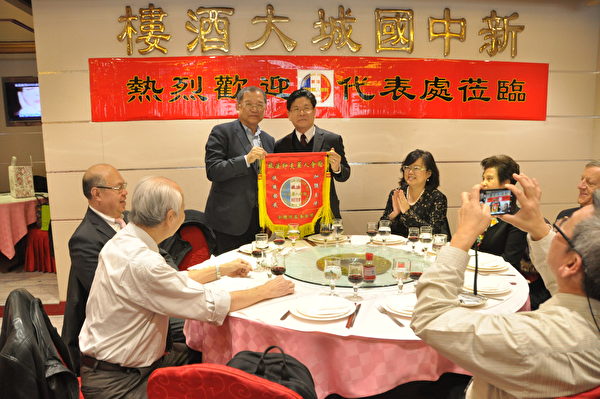 張大使獲頒旅法印支華人會館會旗。（駐法國台北代表處提供）