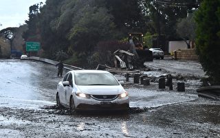 加州泥石流摧毀百棟民宅 高速變泥水河