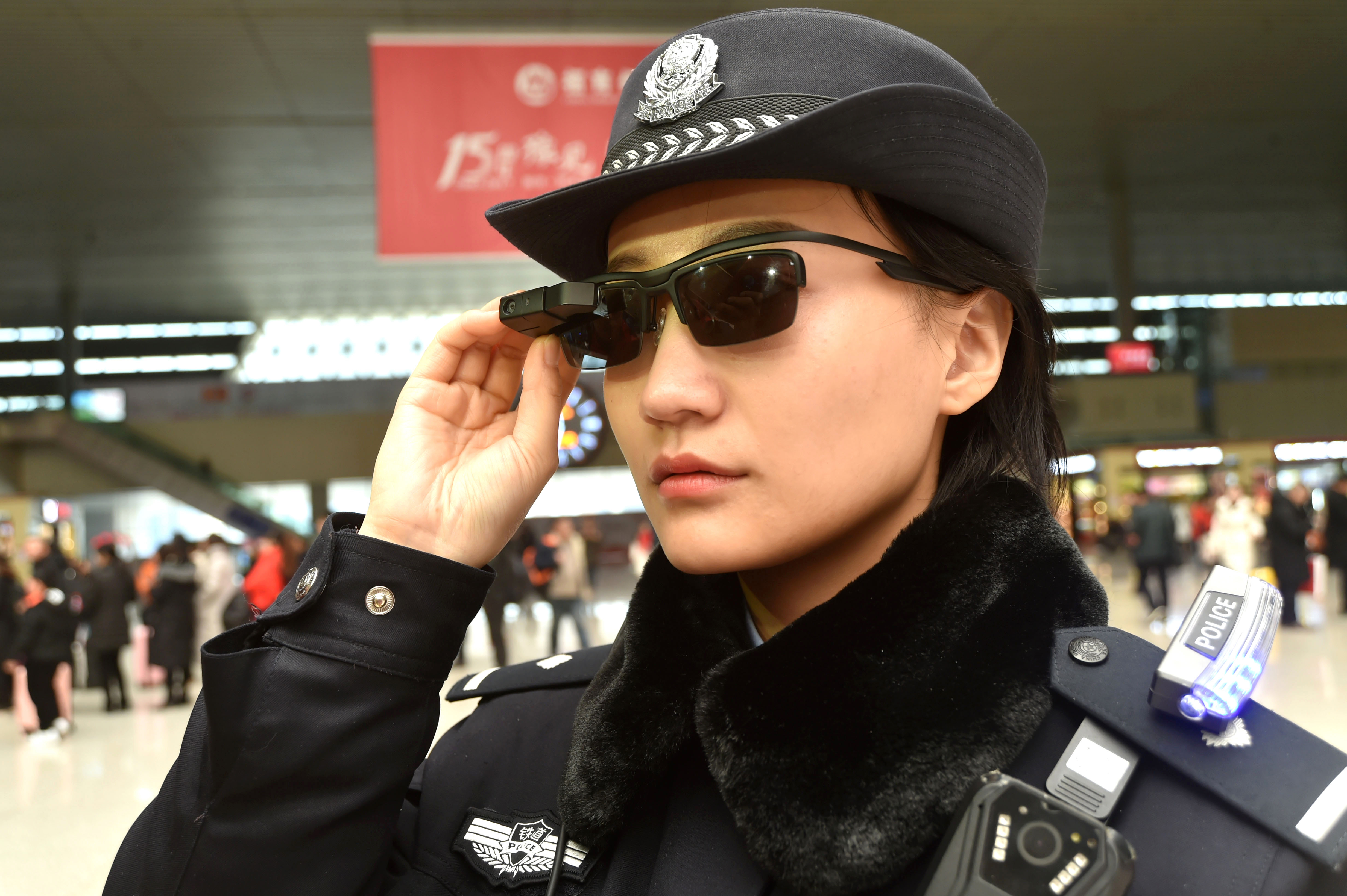 鄭州鐵路警方在鄭州東站的四個進站口使用具有人臉識別功能的墨鏡。(Getty Images)
