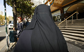 新州首例 恐怖分子妻子拒绝起立被控亵渎法庭