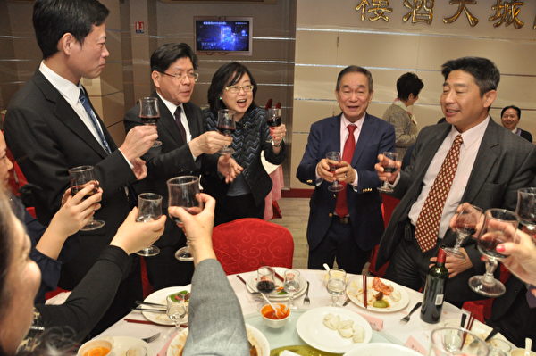 张大使夫妇由江基民会长陪同逐桌敬酒。（驻法国台北代表处提供）