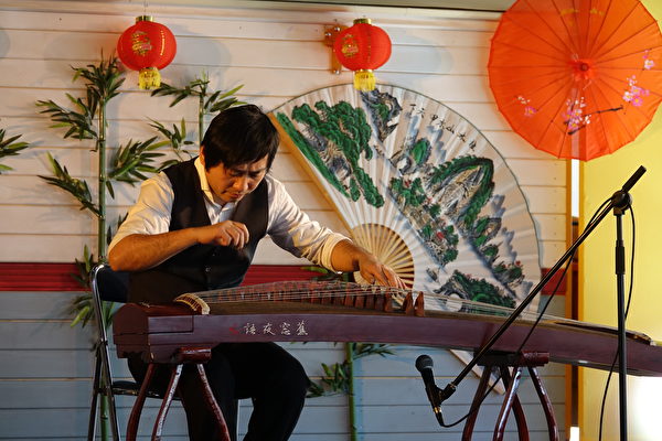 大诺瓦西市中国新年庆祝活动上的古筝表演。（关宇宁/大纪元）
