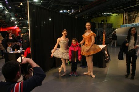 美國芭蕾劇院（American Ballet Theatre）和孩子合影。