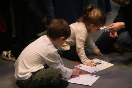 孩子們在兒童週上作畫。