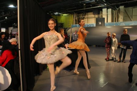 美國芭蕾劇院（American Ballet Theatre）學生向孩子們介紹和表演芭蕾舞。
