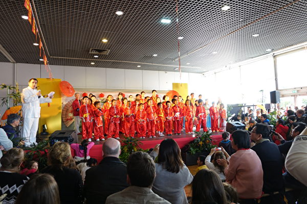 大诺瓦西市的中国新年庆祝活动上亭林中文学校的学生们编排了精彩的舞台剧，融入了舞蹈和武术等表演，谢幕时迎来满场观众的掌声。(关宇宁/大纪元）