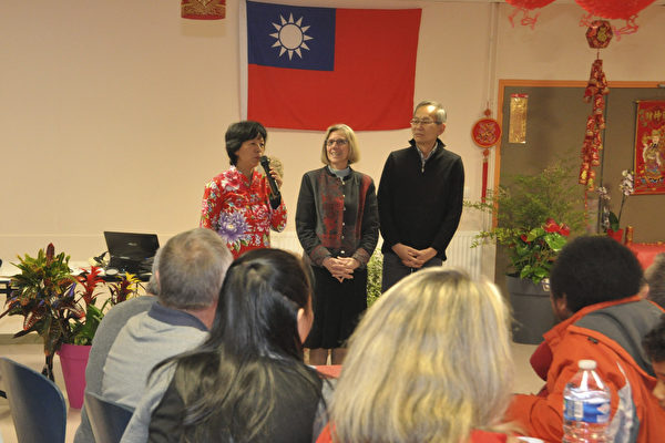 沈婷婷会长(右立3)及爱湖市市议员Sylviane  Lepoittevin (右立2) 女士相继致词贺年。（驻法国台北代表处提供）