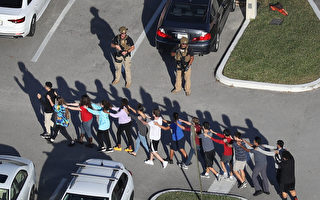 19岁枪手持AR-15在佛州高中扫射 至少17死