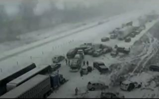 监控录像实拍：一场大雪后 50-70辆车连环撞