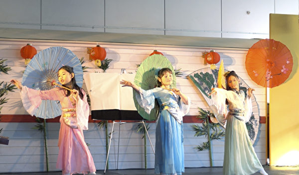 亭林中文学校的学生们表演的传统舞蹈。（关宇宁/大纪元）