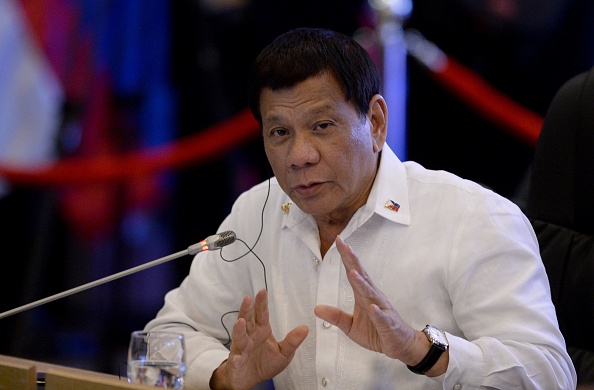 菲律賓政府剿滅菲共勢力，收效顯著。2月7日，在南部波吉農省的一座小鎮，130名新人民軍及支持者集體投降。图为2017年杜特蒂在东南亚峰会上发言。(NOEL CELIS/AFP/Getty Images)