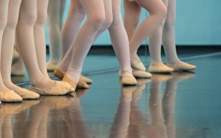 木板專家巧手變魔術 什麼辦法讓地板閃亮如芭蕾舞台？
