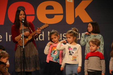 「兒童週」上，歌手和兒童一起演唱美國傳統民謠「這土地是你的土地」（This Land is Your Land）。