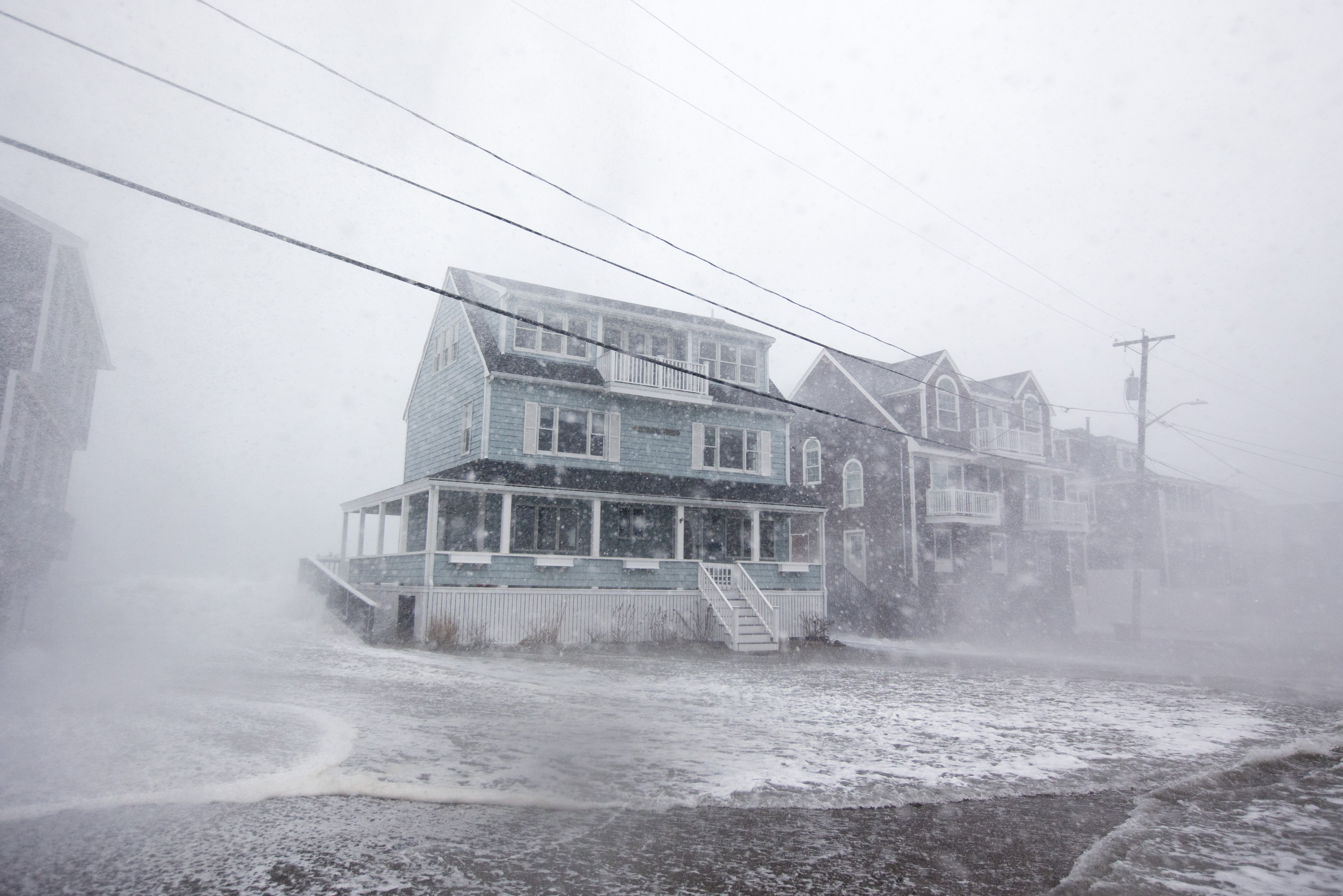 周五（3月2日），强烈冬季风暴莱利气团侵袭美国东部沿海地区，带来暴雨强风和大雪，同时美国西海岸地区也遭受风暴袭击。图为麻省的一处街道。（Scott Eisen/Getty Images）