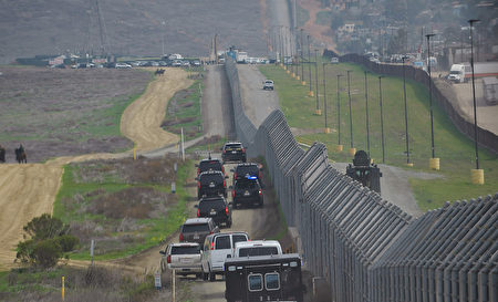 川普訪聖地亞哥 視察邊境牆模型牆
