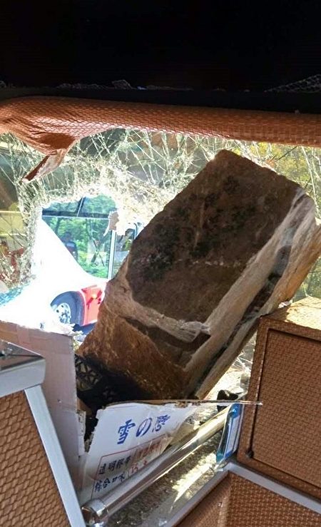 台阿里山陸客遊覽車遭落石砸中 幸無人傷
