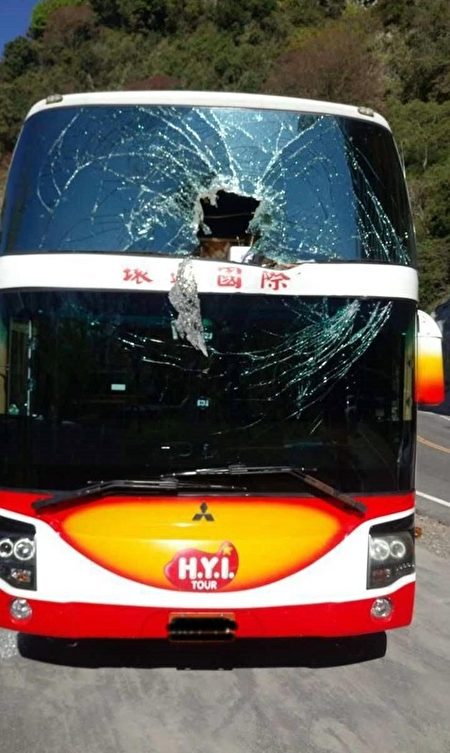 台阿里山陸客遊覽車遭落石砸中 幸無人傷