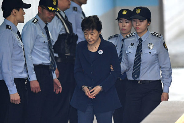 27日，因親信干政門被彈劾下台的韓國前總統朴槿惠，被檢方求處30年有期徒刑，罰款1185億韓元。 (JUNG YEON-JE/AFP/Getty Images)