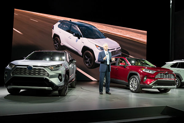 豐田的RAV4全新第五代，具有更加豪邁粗獷的外型，車內格局全面翻新。直立式多媒體觸屏設計，科技感十足。（戴兵/大紀元）
