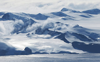 追踪气候变化 南极探险队钻透700米冰川 