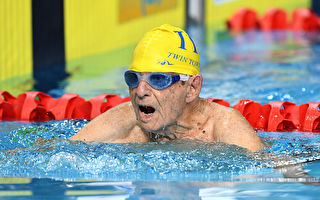 80歲練游泳 澳百歲老伯連破2項世界紀錄