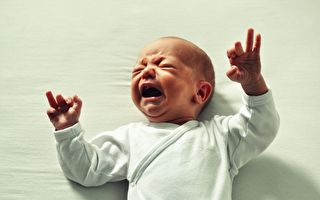 小宝宝哭闹不停 爸爸一个绝招 宝宝20秒内变安静！