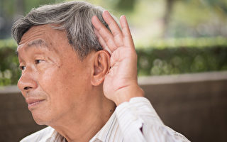 戴上助聽器後 兩老人的反應完全不同