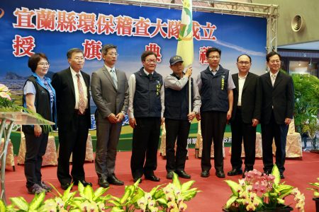 代理縣長陳金德(左4)授旗後與來賓合影。