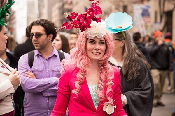 2018年4月1日，纽约举行复活节游行，帽子争艳第五大道。（戴兵/大纪元）
