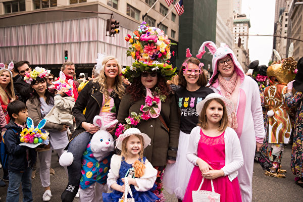 2018年4月1日，紐約舉行復活節遊行，帽子爭豔第五大道。（戴兵/大紀元）