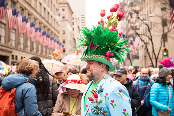 2018年4月1日，紐約舉行復活節遊行，帽子爭豔第五大道。（戴兵/大紀元）