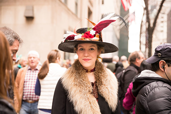 2018年4月1日，纽约举行复活节游行，帽子争艳第五大道。（戴兵/大纪元）