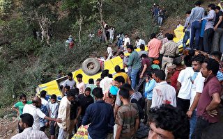 印度校車墜落深谷 至少30人死亡