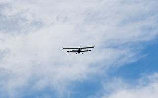 飛機驚險降落 開心拍照的觀光客反應夠快躲過一劫