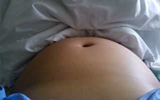 孕婦被肚裡寶寶逗樂了 雙胞胎玩太嗨大肚子位移抱不住