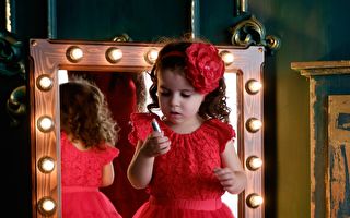 可爱俏皮小女孩 照镜子摆姿势 笑翻网友