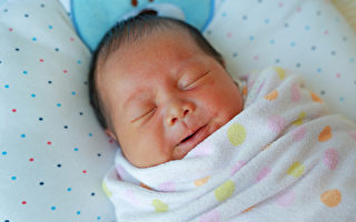 出生便歷經磨難 女嬰九個月時第一次笑了