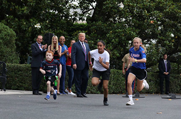 2018年5月30日，美國總統川普在白宮鼓勵美國青少年參加體育健身運動。（Samira Bauaou/大紀元）