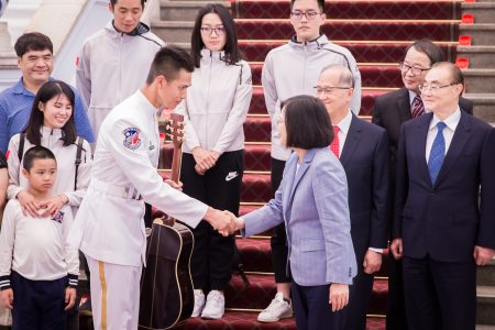 總統蔡英文(前右)10日在總統府接見海軍儀隊隊員蘇祈麟(前左)與其家屬。